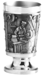 Metallhandwerk-Becher mit Fuß